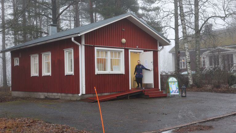 Paula Timonen apteekin ovella.