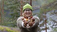 Toimittaja Hannamari Vallilalla on sieniä kädessään.