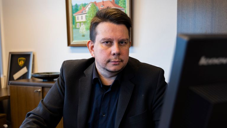 Janakkalan kunnanjohtaja Reijo Siltala istuu työpöytänsä ääressä ja selaa tietokonetta. 