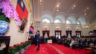 Lai Ching-te vannoo presidentinvalaa juhlavassa salissa.