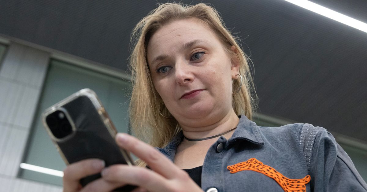 Storytel alkoi tehdä äänikirjoista tiivistelmiä tekoälyllä, kirjailijoille ei kerrottu
