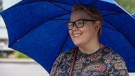 Riina Mäki-Rajala Stora Enson Sunilan tehtaan edustalla.