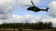 Puolustusvoimien NH-90 kuljetushelikopteri Kouvolassa matalalla Utin lentokentän yläpuolella.
