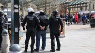 Poliisi ottaa kiinni ulkopuolisen rähinöitsijän.