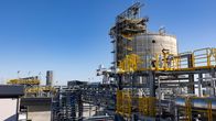 Haminan LNG-termiinaali. Taustalla kaasun varastosäiliö.