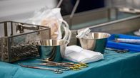 Medicinsk utrustning och instrument ligger på en grön duk inför ett ingrepp.