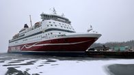 Viking Line Gabriella laiturissa talvisessa säässä.