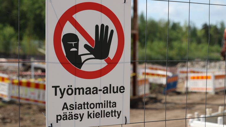 Aidassa kyltti, jossa lukee: Työmaa-alue Asiattomilta pääsy kielletty.