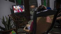 Nainen katseli televisiosta Daniel Ortegan virkaanastujaisia tammikuun 10. päivä Nicaraguan pääkaupungissa Managuassa..