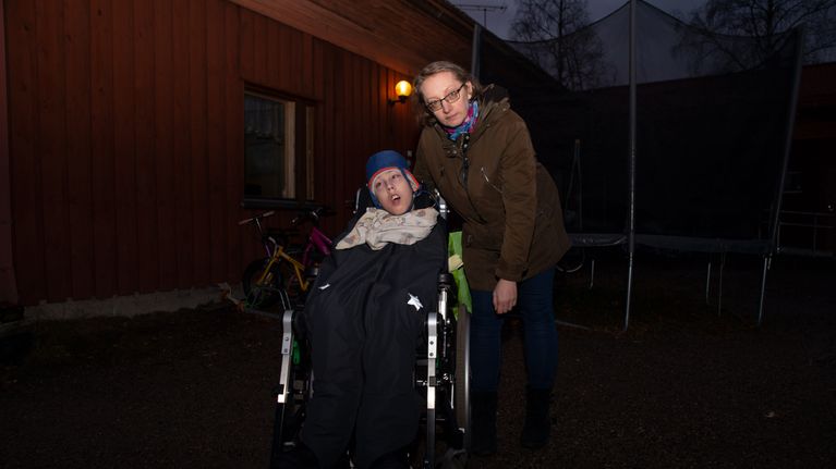 Omaishoitaja Dorota Kyntäjä kotipihalla kehitysvammaisen Luukas-poikansa kanssa