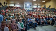 Kuva Pirkanmaan hyvinvointialueen ensimmäisestä asukastilaisuudesta liittyen terveyspalveluihin suunniteltuihin uudistuksiin. Ikaalinen 29.8.2023.