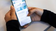 Henkilö selaa kansalaisaloite.fi-sivustoa puhelimella.