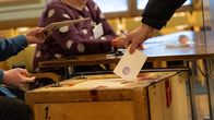 Äänestyslipuke laitetaan äänilaatikkoon Kuopion kaupungintalolla.