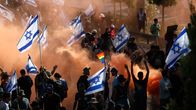 Savua ja Israelin lippuja Israelin hallitusta vastustavassa mielenosoituksessa heinäkuussa 2023.
