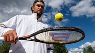 Tennispelaaja Otto Virtanen pomputtelee palloa mailallaan.