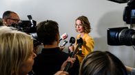 Tytti Tuppurainen tiedotusvälineiden haastateltavana.