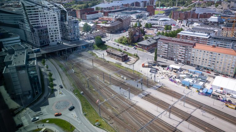 Tampereen rautatieasemaa ilmakuvassa, myös areena ja uudet tornitalot mukana.