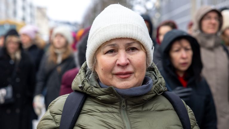 Svetlana Mironova puolilähikuvassa katsoo kameran ohi. Taustalla ihmisiä.