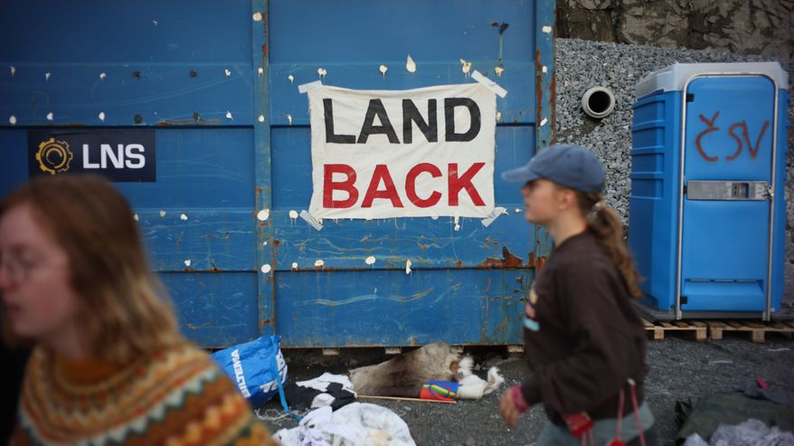 Land back -banderolli Nussirin kaivosalueella.