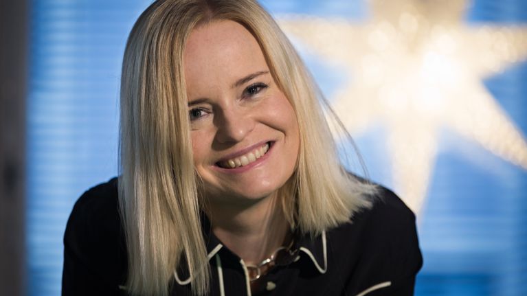 Riikka Purra ikkunan edessä.