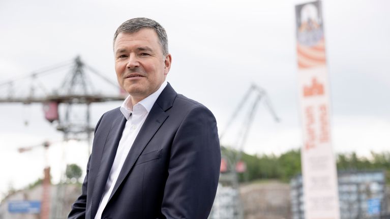 Casimir Lindholm, verkställadne direktör för Meyer Turku, poserar utomhus. 
