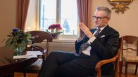 Janne Salminen, oikeuskansleri, istuu työhuoneellaan.