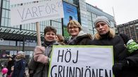 Lastentarhanopettajien palkkoihin liittyvä mielenosoitus Helsingin Narinkkatorilla.
