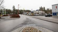 Asvalttitie, jonka varressa S-market.