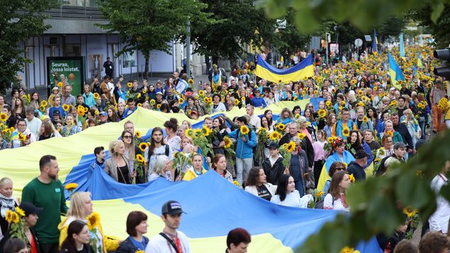 Auringonkukkakulkue. Ukrainan suurta lippua kannetaan keskellä kulkuetta.