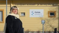 Kunnanjohtaja 1.6.2025 asti Paula Karsi-Ruokolainen Lumijoen sosiaali- ja terveyskeskuksen edustalla.