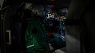 Lääkäri istuu FinnHemsin lääkärihelikopterissa Kuopion tukikohdassa.