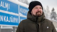 Mikko Kärnä seisomassa Rautavaaran kyläraitilla.