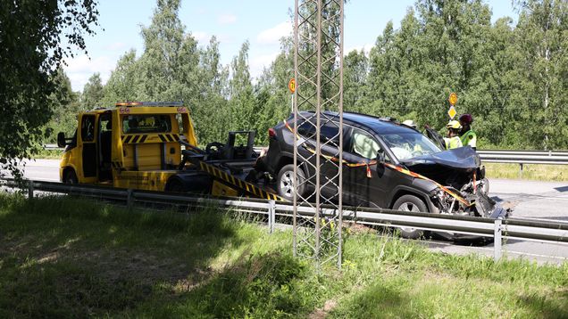 Kolaroitua auto ja hinausauto kolaripaikalla.