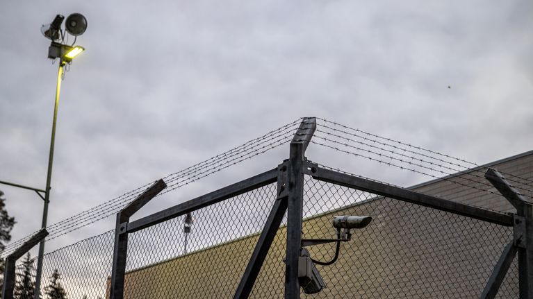 Kylmäkosken vankilan piikkilanka-aita.