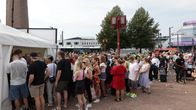 Blockfesteille menijät jonottamassa lippujen vaihtoa rannekkeeksi Sorin aukiolla