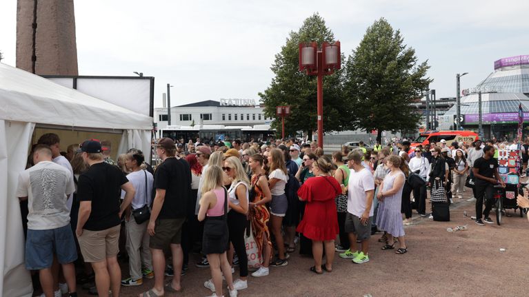 Blockfesteille menijät jonottamassa lippujen vaihtoa rannekkeeksi Sorin aukiolla