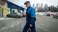 Raimo Turunen Lapinlahdella kävelemässä kauppaan.