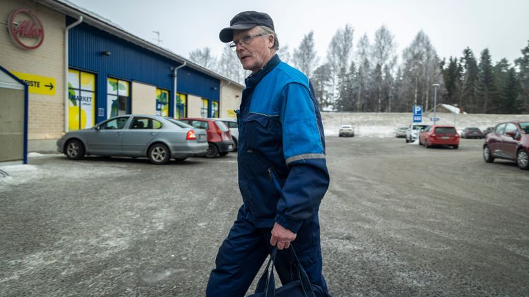 Raimo Turunen Lapinlahdella kävelemässä kauppaan.