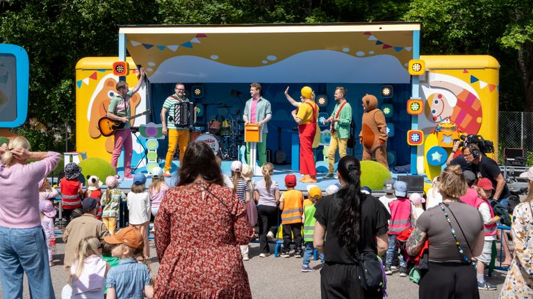 Leikitään Pikku Kakkosta -kesäkiertue 2026 tarjoaa ilmaista kulttuuriohjelmaa lapsiperheille.