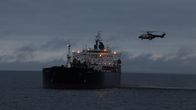 Helikopteri lentää Eagle S-öljytankkerin yläpuolella vesillä.