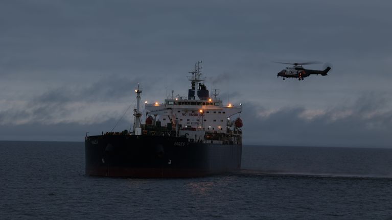 Helikopteri lentää Eagle S-öljytankkerin yläpuolella vesillä.