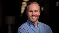 Mika Poutala ler mot kameran.