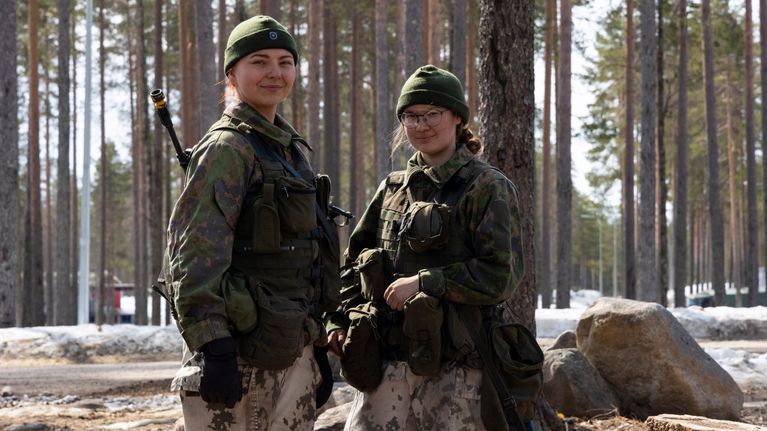 Minttu Sainio ja Hilma Kemppinen käyvät parhaillaan asepalvelusta Kainuun prikaatissa.