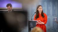 Pääministeri Marin ja  valtiosihteeri Mikko Koskinen Valtioneuvoston lehdistötilaisuudessa 1.4.2020.