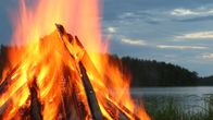 Juhannuskokko palaa järven rannalla.