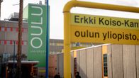 Oulun yliopiston pääsisäänkäynti ja opasteet syksyisessä päivänvalossa.