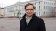 Daniel Sazonov Helsingin Kauppatorilla kuntavaalien jälkeisenä aamuna 14. huhtikuuta 2025.