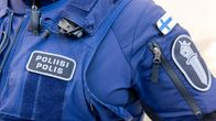 Lähikuva poliisin haalarin yläosasta.