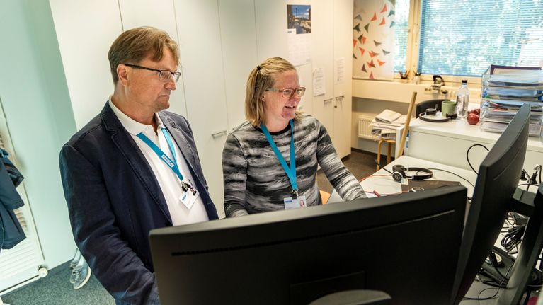 n-m-kaksi-naista-palasivat-t-ihin-vaikka-imettiv-t-pieni-vauvojaan