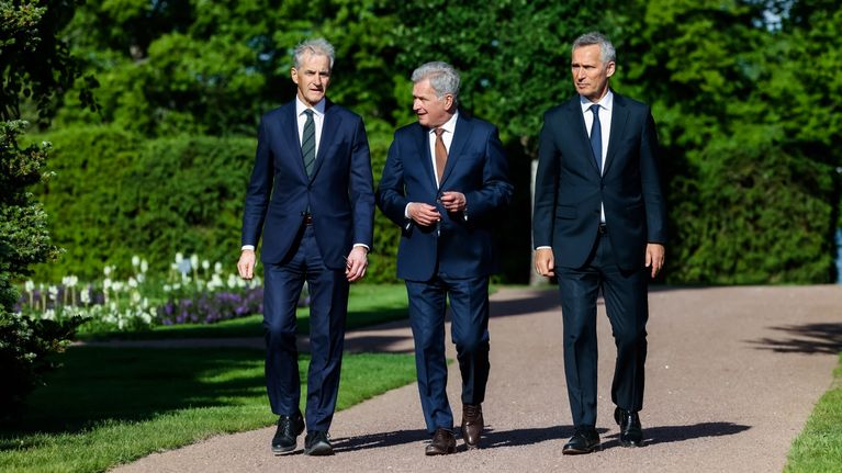 Jonas Gahr Støre, Sauli Niinistö ja Jens Stoltenberg kävelevät rinnakkain.